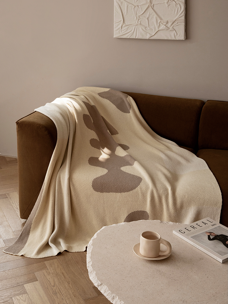 Nordic style sofa small blanket office nap blanket single warm air-conditioning blanket lunch break blanket thin quilt bed