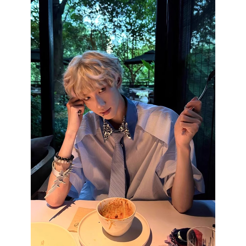 Light Blue Metal-Studded Short-Sleeved Shirt for Men, Autumn American-Style Tie-Decorated Shirt with a Sense of Design, Inner Layering Shirt