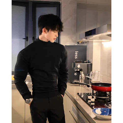 Черная бархатная демисезонная приталенная утепленный лонгслив, удерживающая тепло толстовка