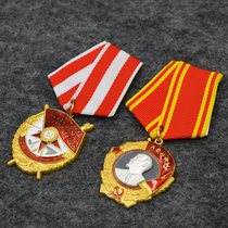 2 pieces of re-engraved World War II Soviet Lenin Red Flag Soviet Medal Medal Stinging Brooch