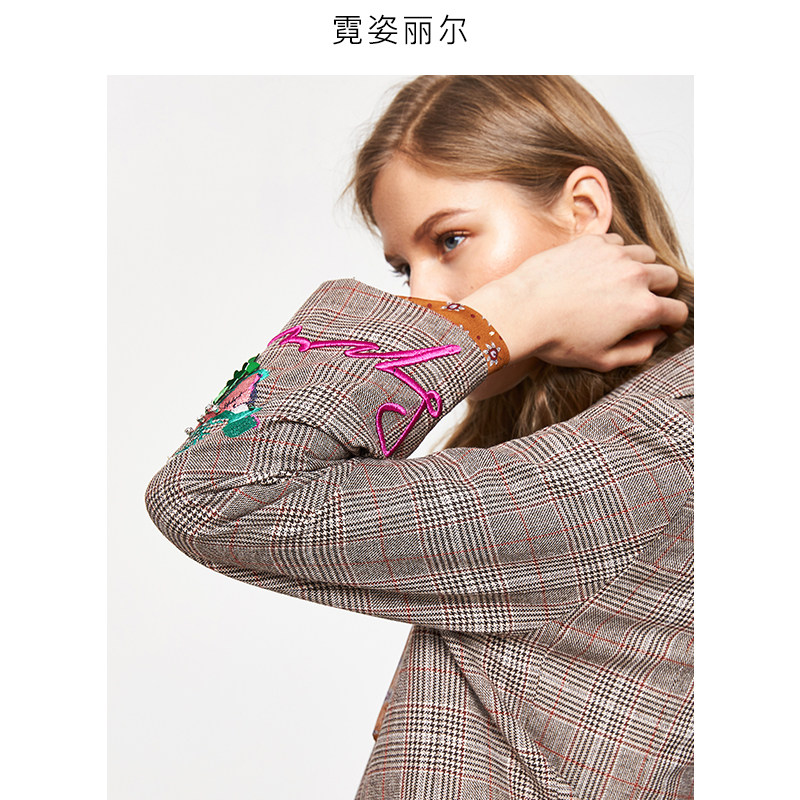 Nizi Lier 2018 Mùa Xuân và Mùa Thu New Brown Kẻ Sọc Người Anh Gió Đi Lại Thời Trang Ba Chiều Thêu Phù Hợp Với Nữ