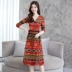 XL nữ 2018 mùa xuân retro cổ chữ V chia váy in dài tay áo gió quốc gia áo kiểu nữ đẹp Cộng với kích thước quần áo