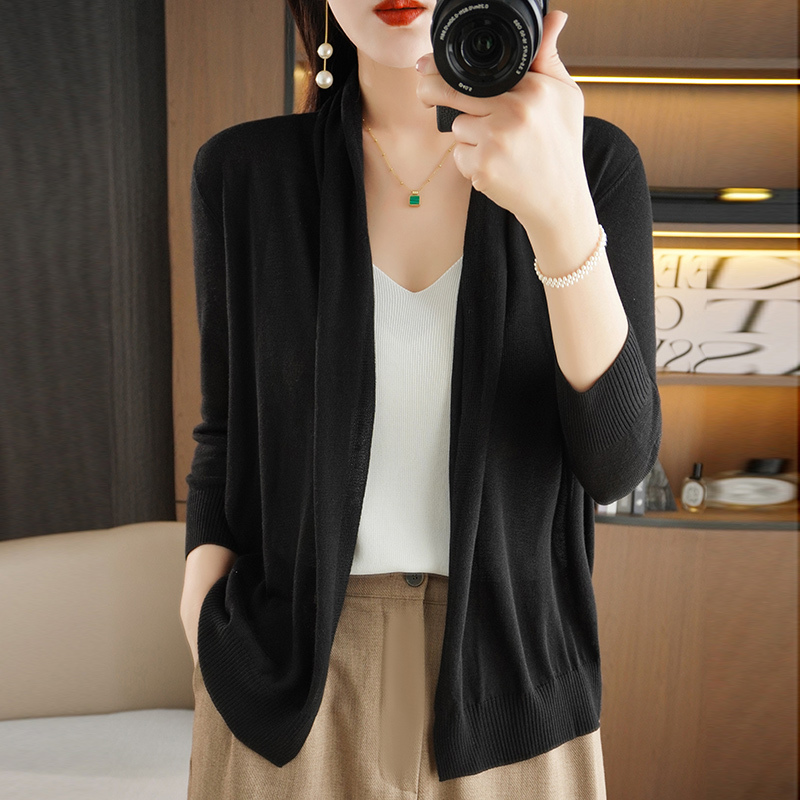 Thin Summer Knit Cardigan for Women, Suitable for Wearing with a Slip Dress or Shawl, Made of Ice Silk for Sun Protection, Can Be Used as an Air Conditioning Shirt Thin Summer Knit Cardigan for Women, Suitable for Wearing with a Slip Dress or Shawl, Made of Ice Silk for Sun Protection, Can Be Used as an Air Conditioning Shirt
