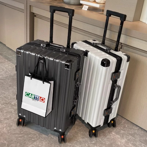 Прочный вместительный и большой чемодан подходит для мужчин и женщин