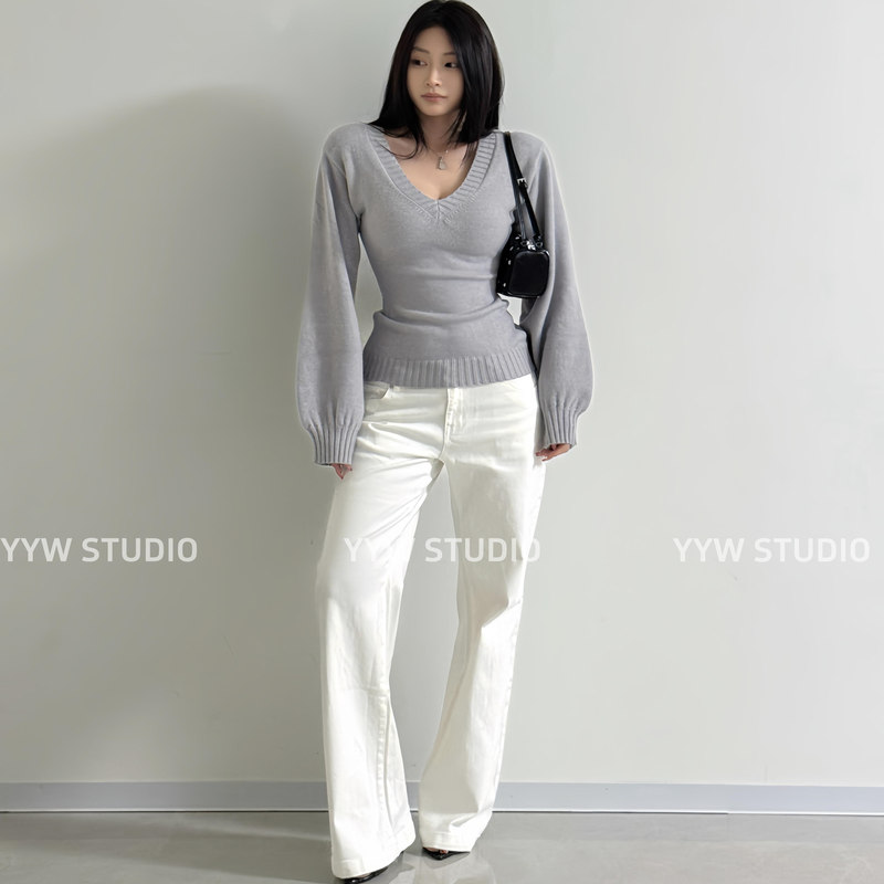 Gray Low-Cut V-Neck Sweater with a Tight Fit, Accentuating the Waist, Lantern Sleeves, and a Sweet yet Cool Design for Women
