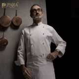 Чеф -повар обслуживает мужское длинное -насыщенные осенние и зимние отели магазин пирог в пекарне ресторан ресторан ресторан кухонный шеф -повар