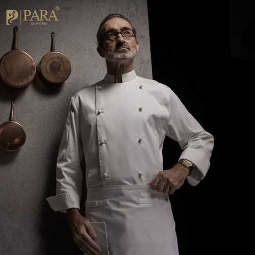 Чеф -повар обслуживает мужское длинное -насыщенные осенние и зимние отели магазин пирог в пекарне ресторан ресторан ресторан кухонный шеф -повар