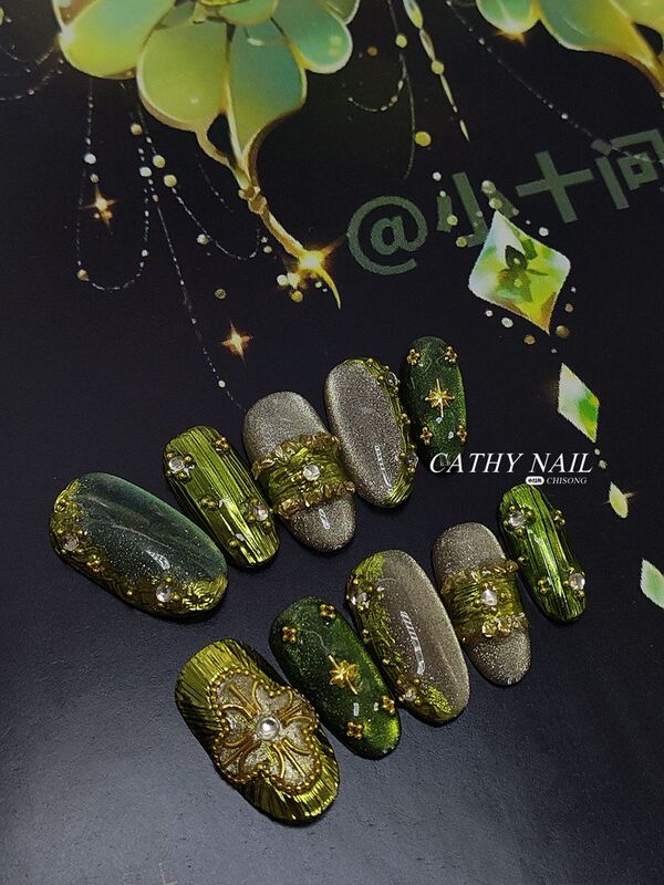 Green Elf: Spring-Like Colors Fully Showcase the High-End Dark Green Retro Style, Everyday Short and Medium-Length Nail Art, Gold and Green Press-On Nails