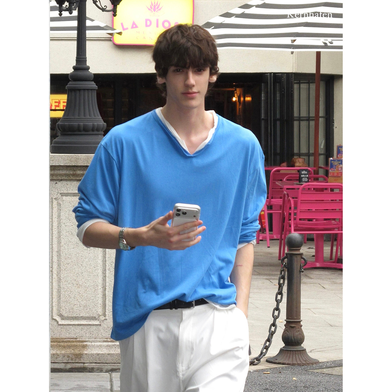 It's the Feeling of Being Casual and Free While Walking on the Street! Thin Long-Sleeved T-Shirt with a Small V-Neck |   Kernhafen