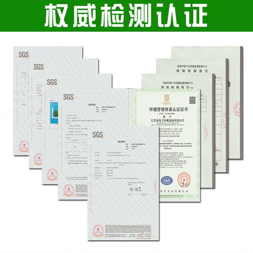 Белая линия взлетно-посадочной полосы на лужайке спортзала в частном классе, индивидуальные масштабные сани, искусственный ковер с искусственным покрытием