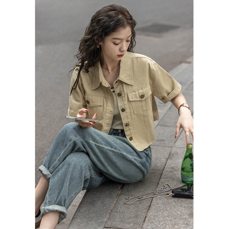 复古与时尚交织:纯欲港风短款衬衫的新风尚