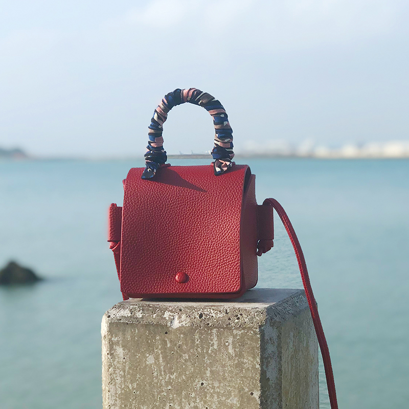 Qminica new women's small bag red Bride wedding bag high texture shoulder bag Joker shoulder bag