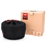 Кейт на открытом воздухе с большим суповым кастрюлем чистого титана на открытом воздухе