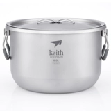 Кейт на открытом воздухе с большим суповым кастрюлем чистого титана на открытом воздухе