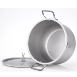 Кейт на открытом воздухе с большим суповым кастрюлем чистого титана на открытом воздухе