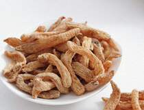 The snow mountain wild blood gastrodia elata which is dug by Grandma Lijiang herself is a small gastrodia elata