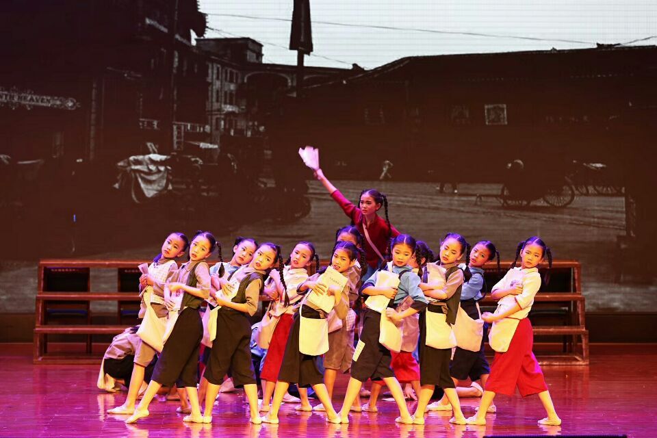 Màn trình diễn sân khấu "Little Newsboys Song" dành cho trẻ em theo phong cách thứ chín đầm công chúa tutu