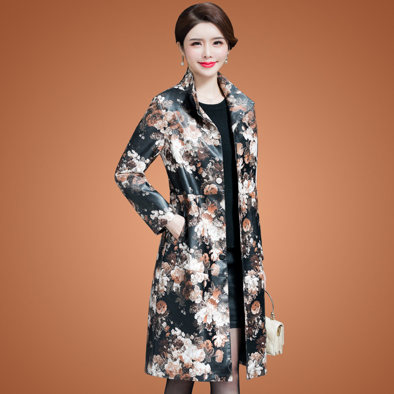 The long - term 2022 Spring and Autumn new Haining temperament printing leads a large number of Mom's coat