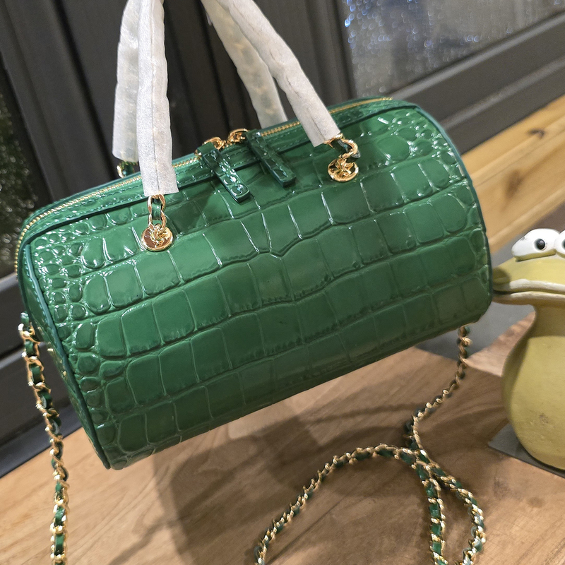 Gold Seller Exquisite Chain Cylinder Bag Crossbody Bag Crocodile Cow Pattern Three Colors Available New Autumn/Winter Collection Bai Gu Jing Gold Seller Exquisite Chain Cylinder Bag Crossbody Bag Crocodile Cow Pattern Three Colors Available New Autumn/Winter Collection Bai Gu Jing