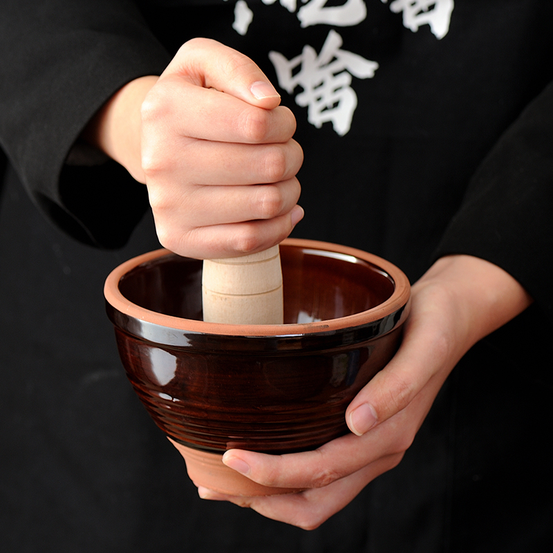Old-fashioned garlic mortar, coarse pottery pounding bowl, pepper bowl, chili preserved eggs, garlic jar, garlic peanut grinder, wooden hammer bowl