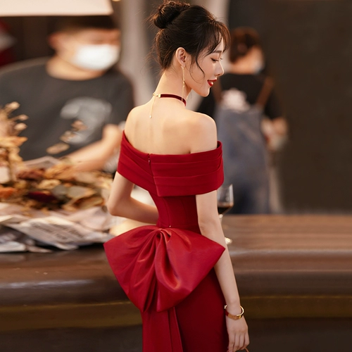 Длинное бордовое вечернее платье для невесты, длина макси, облегающий крой, открытые плечи