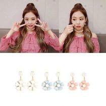 Spot South Korean jennie Xuanmei Joy hani and other stars with small flower earrings in three colors