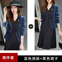 Пиджак классического кроя, черная юбка