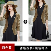 Абрикосовый пиджак классического кроя, черная юбка