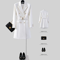 Белый пиджак классического кроя, платье