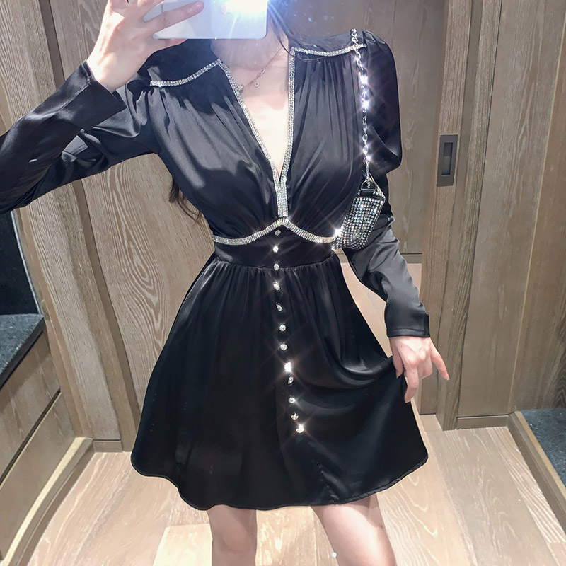 Hepburn style small black skirt autumn 2021 new women's waist thin temperament diamond-encrusted sexy V-neck dress