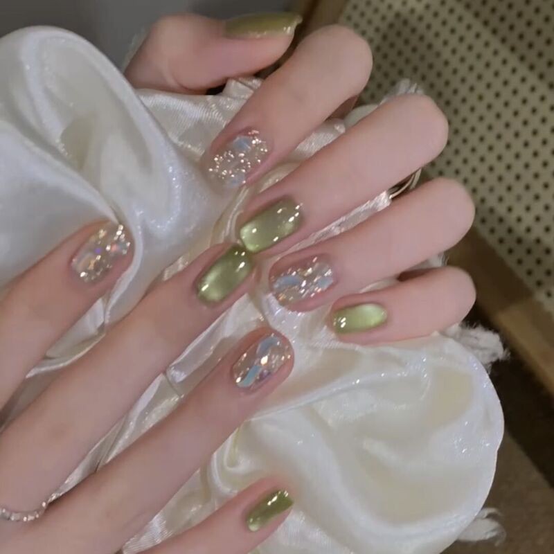 Purely Handmade Green Glitter Cat-Eye Nail Art, Short Style Press-On Nails, 2026 New Model, High-End, Very Beautiful, Brightening Nail Tips