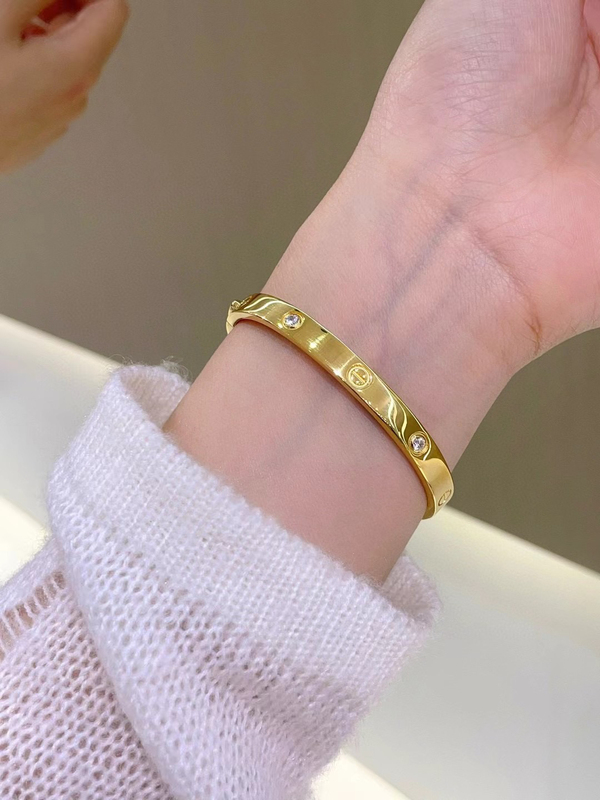 5g Gold Inlaid Four-Diamond Clasp Bracelet, Classic, Fashionable, and Versatile, Made of 999 Pure Gold, Gold Weight Is about 35 Grams