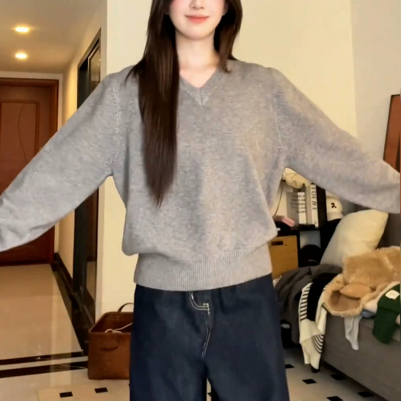 Korean-Style High-End Gray V-Neck Knitted Sweater for Women, Autumn and Winter Lazy Style, Soft and Loose-Fitting Inner Layer Top