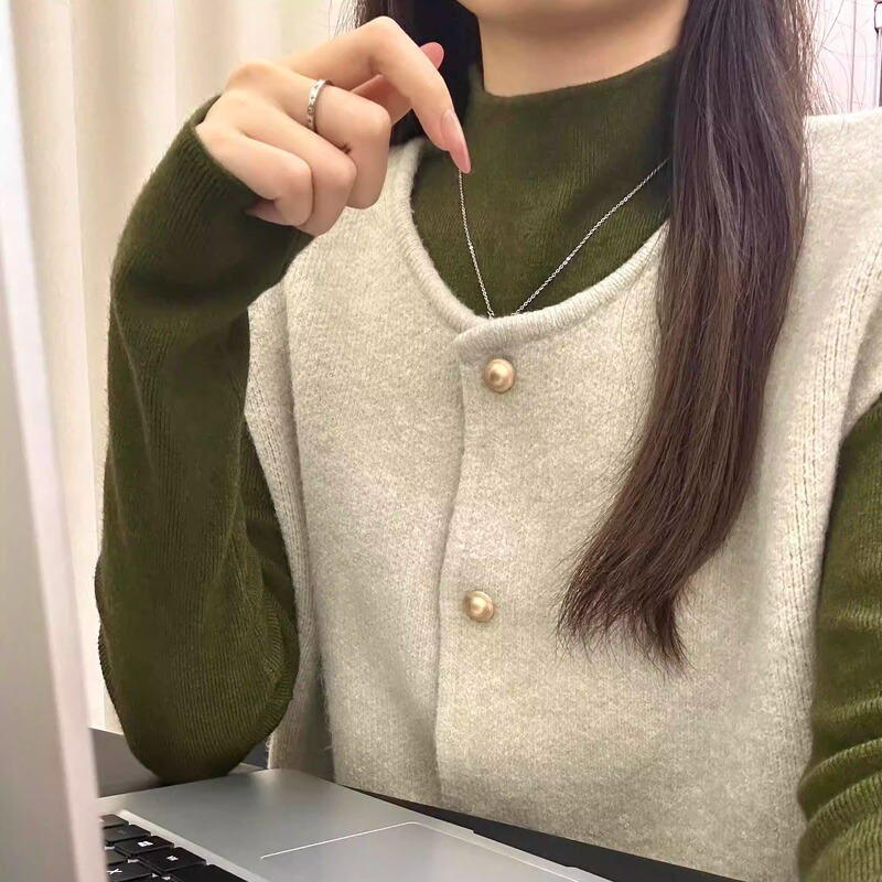 Very Stylish Vest Set for Women in Autumn and Winter, Dark Green, Paired with a Half-Turtleneck Sweater, Loose Sleeveless Vest Two-Piece Set