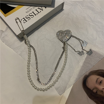 New hip hop punk pendant pin pearl chain brooch men and women flash Diamond Love butterfly waist chain suit accessories
