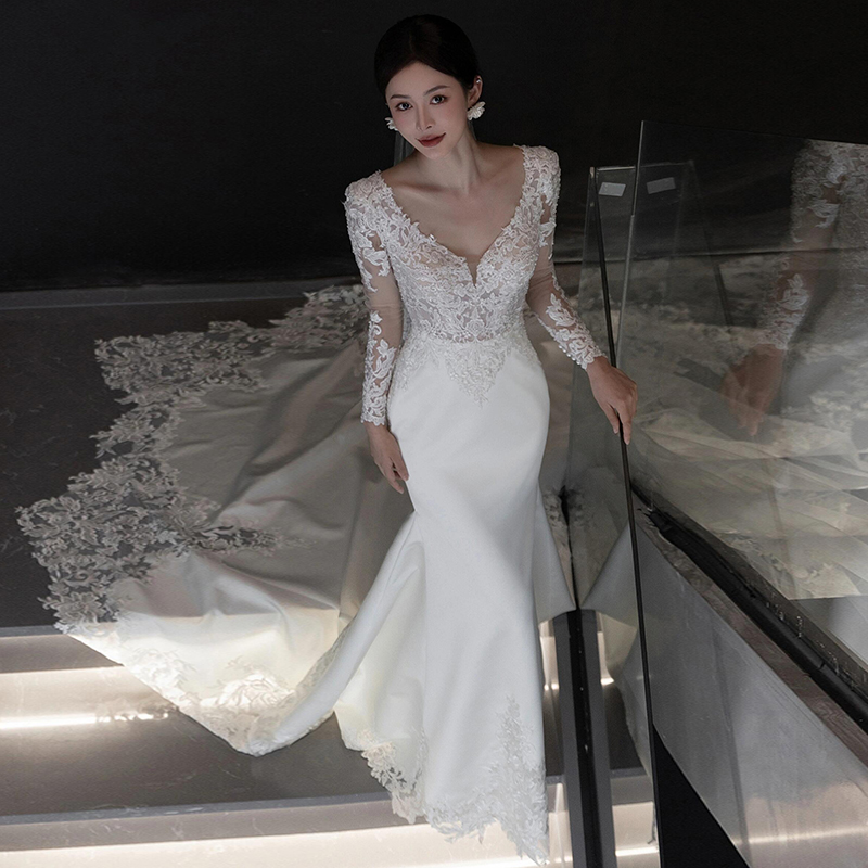 French retro light wedding dress bride's high-end v-neck satin heavy lace outing yarn fishtail welcome dress skirt