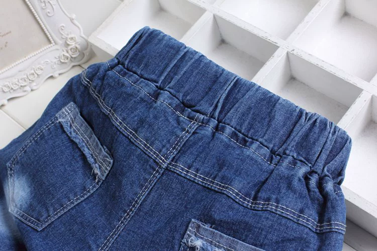 Các mẫu mùa hè giảm giá cho bé gái Quần short denim thêu thêu trẻ em mặc quần short 9,9 nhân dân tệ Quần short mới - Quần jean