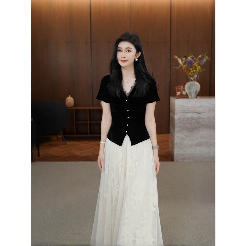 【Classic】Summer Light Luxury Velvet Lace Trim Pearl Button V-Neck Pleated Design Short-Sleeve T-Shirt for Women