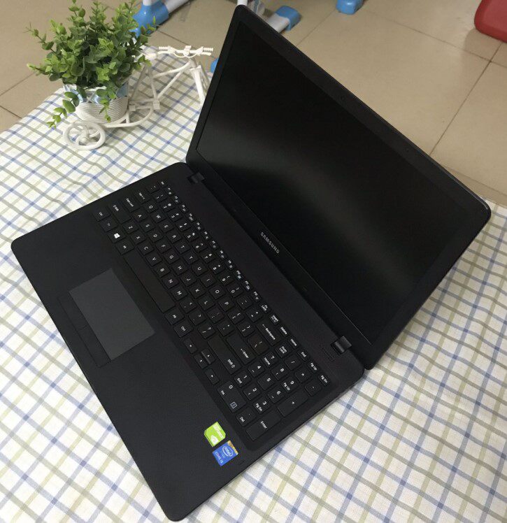 Подержанные ноутбуки 二手samsung/三星300e5k 二手15.6寸游戏手提笔记本电脑i7五代8g