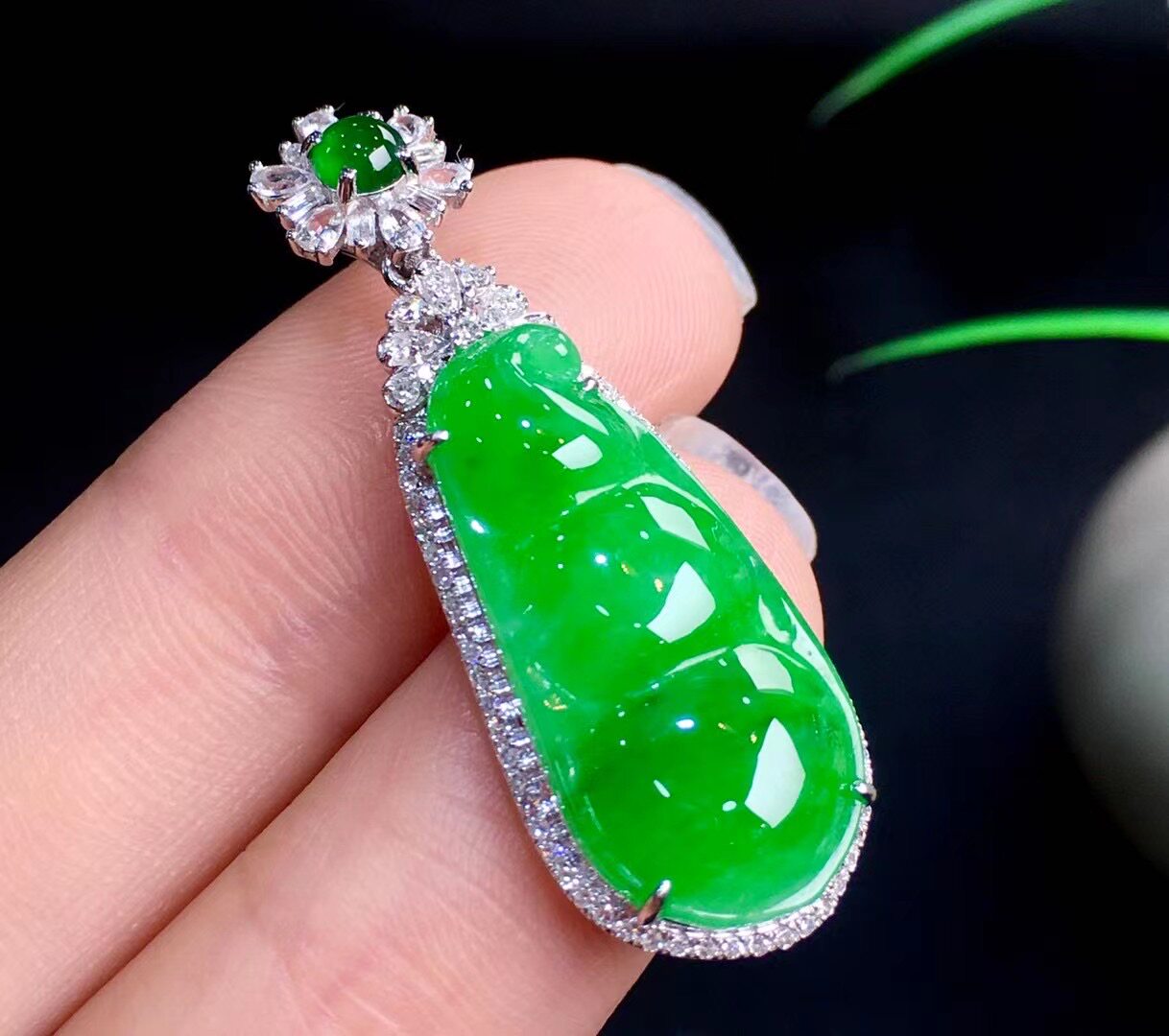 Natural Burma A - cargo jade pendant ice full green sun green green bean 18 K gold jade