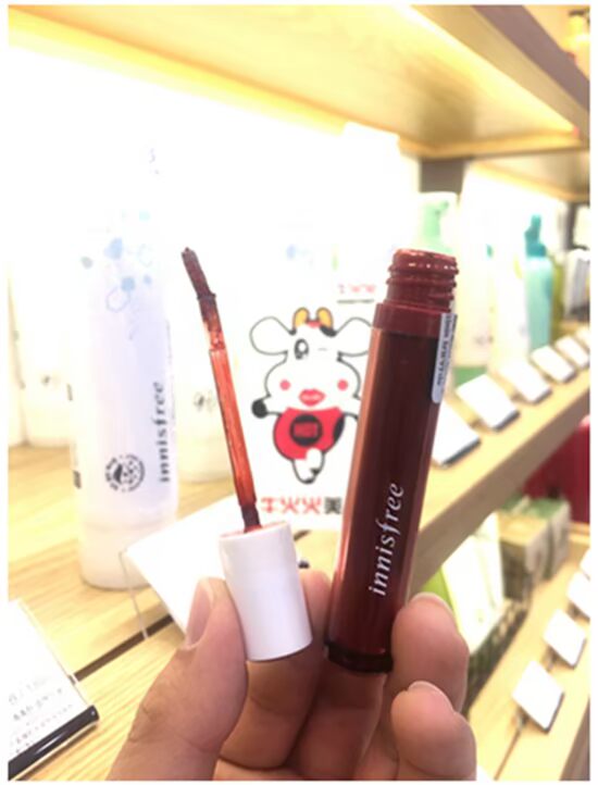 Yue Shi phong cách mới Vivid Oil tint tinh dầu không làm mất màu son bóng nhẹ son bóng 05 # màu cà chua thối - Son bóng / Liquid Rouge 	son bóng starry	
