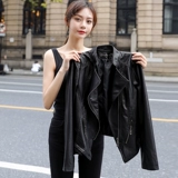 Полиуретановая короткая осенняя куртка для отдыха, облегающий крой, по фигуре