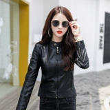 Короткая осенняя полиуретановая куртка, по фигуре, облегающий крой, высокая талия