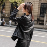 Полиуретановая короткая осенняя куртка для отдыха, облегающий крой, по фигуре