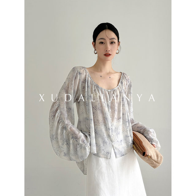 ເສື້ອຢືດ chiffon ຄໍລາຍລາຍລາຍດອກທີ່ປັບແຕ່ງເອງຂອງ Xu Dalian ໃນລະດູຮ້ອນຂອງຜູ້ຍິງໃນລະດູຮ້ອນເສື້ອເຊີດແຂນຍາວທີ່ມີແຂນຍາວອ່ອນໆ.
