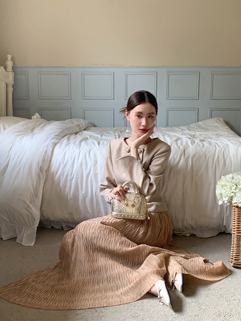 Xxning Textured Wrinkled Pleated Skirt for Women, New Autumn and Winter Style, Elegant High-Waisted A-Line Umbrella Skirt, Mid-Length Skirt