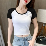 Белая короткая летняя приталенная футболка, высокая талия, облегающий крой