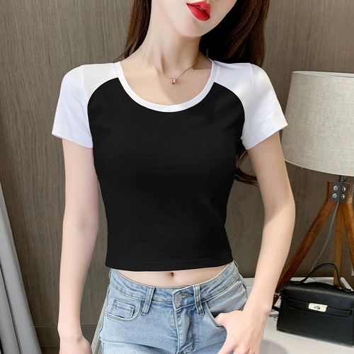 Белая короткая летняя приталенная футболка, высокая талия, облегающий крой