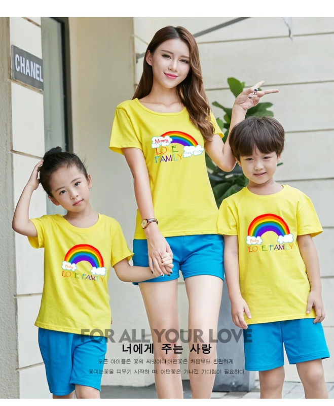 Bố mẹ sắp đặt hè 2018 gia đình mới gia đình bốn người gia đình ba gia đình mặc mẹ và con gái mẹ áo thun ngắn tay