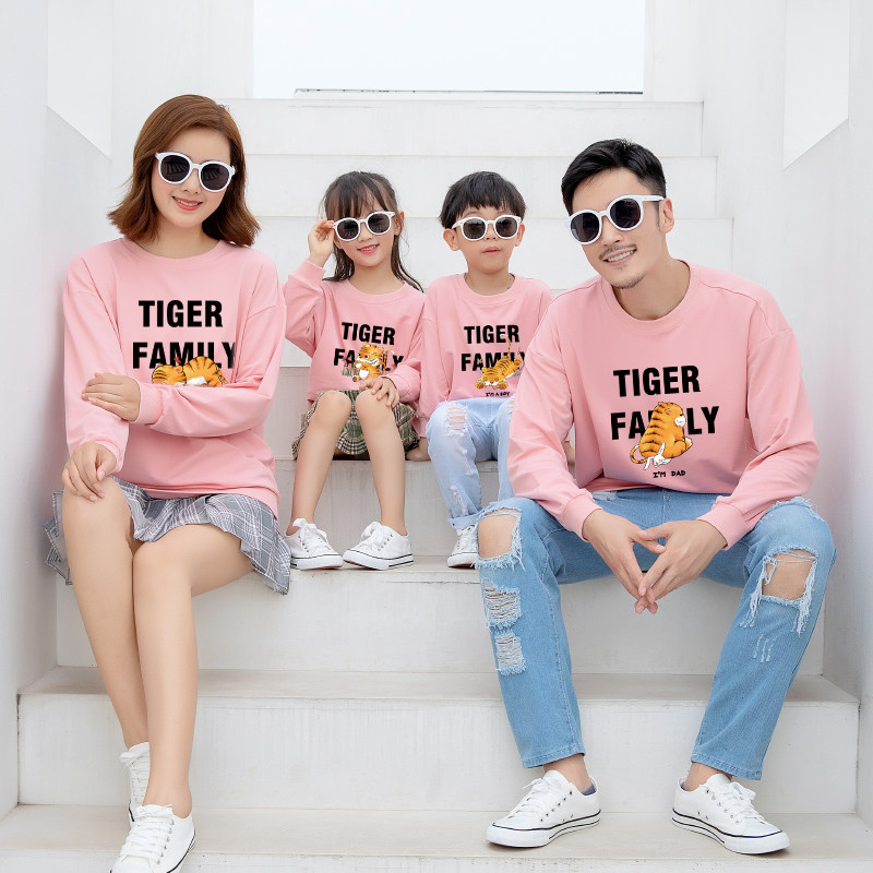 Year of the Tiger Parent-child Clothing Winter Style A family of three and four 2021 new mother and son mother and daughter family portrait plus fleece sweatshirt for the New Year